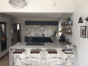Marble and navy kitchen